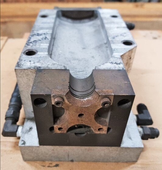 Unknown Brand Unknown Model 12 oz Flat Oval Bottle Mold - Image 2