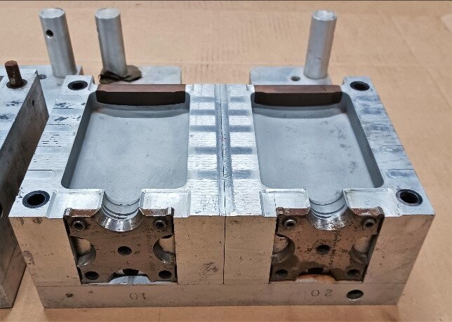 Unknown Brand Unknown Model 16 oz Rectangle Round Bottle Blow Mold - Image 2