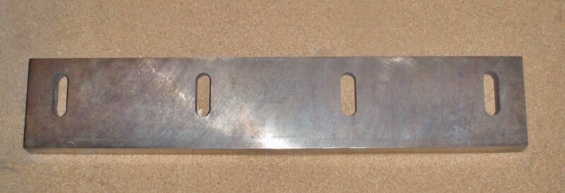 Unknown Brand Unknown Model 18 1/4 inch Long H- 3 31/64 Bed Knive