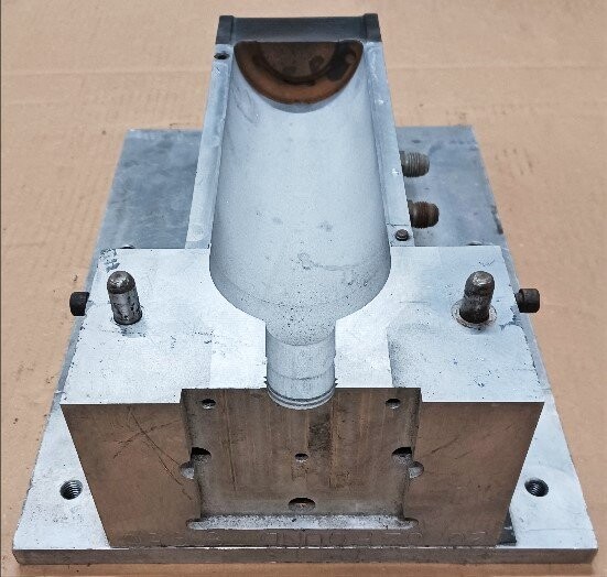 Unknown Brand 8950 20 oz Round Wine Bottle Blow Mold - Image 2