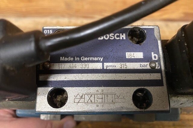 Bosch 0 811 404 916 Directional Control Valve - Image 3