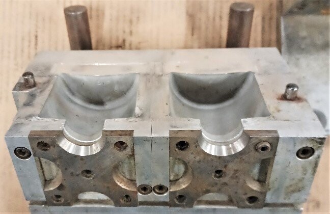 CSC Unknown Model 4 oz Tank Bottle Blow Mold - Image 2