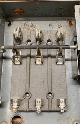 Cutler-Hammer 4131H311 Enclose Fusible Safety Switch - Image 4