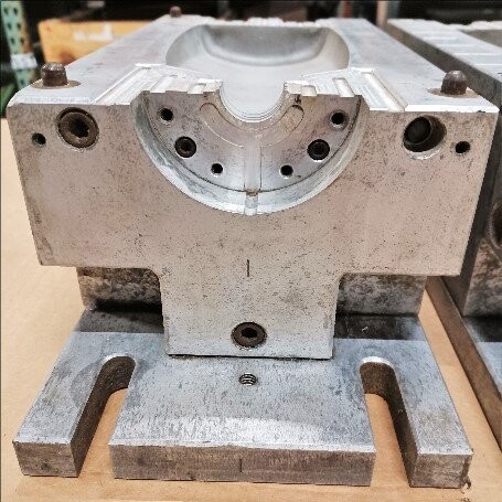 Duplicraft 16 oz Square Cylinder Bottle Blow Mold - Image 3