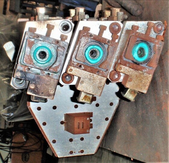 W. Mueller Unknown Model 3x100mm Blow Mold Machine Head - Image 2