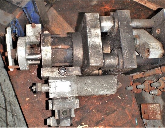 W. Mueller Unknown Model 3x100mm Blow Mold Machine Head - Image 3