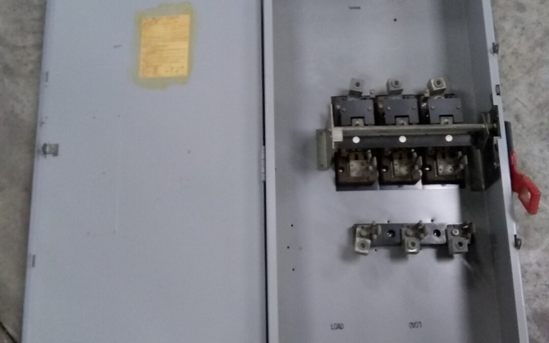 GE 7 Enclosed Safety Switch - Image 2