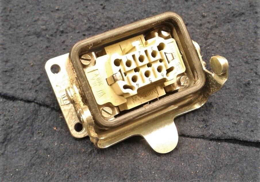 HTS Female 6-Pin Heavy Duty Connector