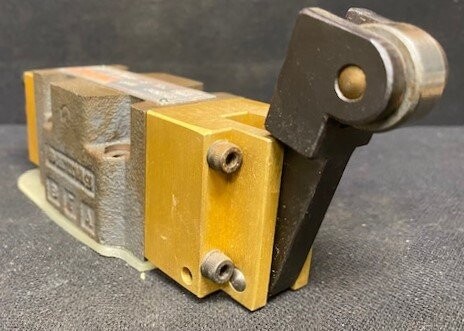 Husky WRA P06 BH A0/X9 Hydraulic Valve - Image 2