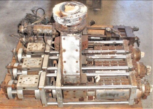 W. Mueller 3x150mm Blow Mold Machine Head - Image 3
