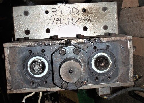 Bekum 3BKSV40-70B 3x70mm Blow Mold Machine Head - Image 3