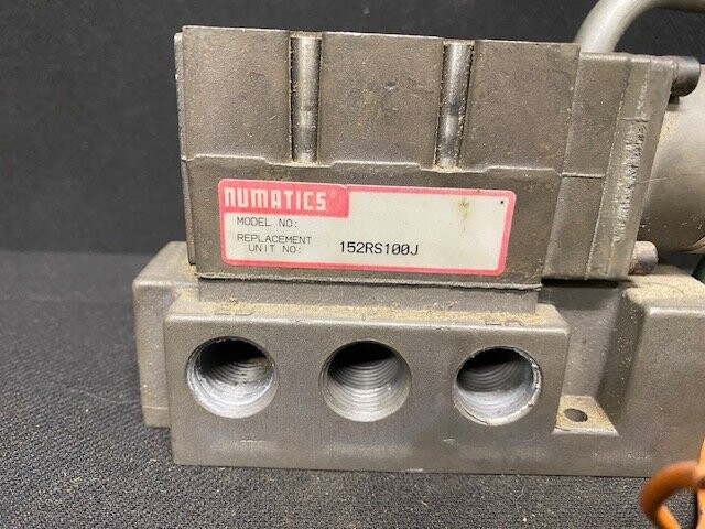 Numatics 152RS100J Pneumatic Regulator Valve on Manifold with Gauge - Image 3