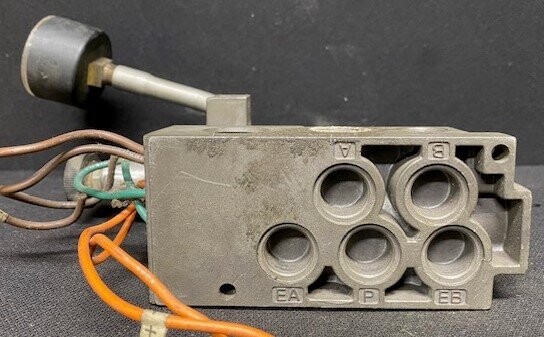 Numatics 152RS100J Pneumatic Regulator Valve on Manifold with Gauge - Image 4