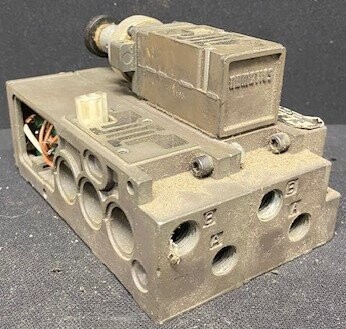 Numatics HH-2 FlexiBlok Manifold with 081RS100J Regulator - Image 2