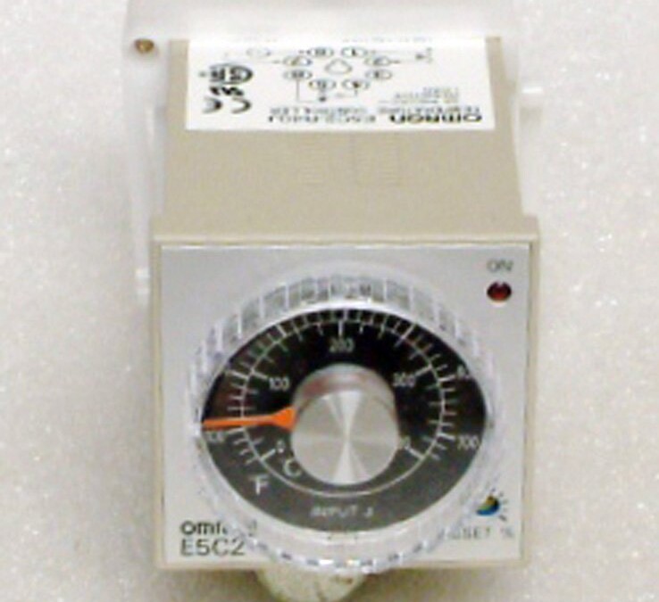 Omron E5C2-R40J AT-580 Temperature Controller