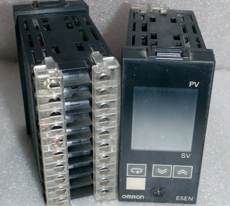 Omron E5EN-R3MTC-500 Temperature Controller