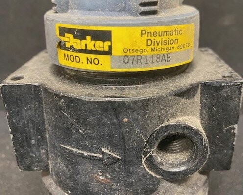 Parker 07R118AB Pneumatic Valve - Image 2