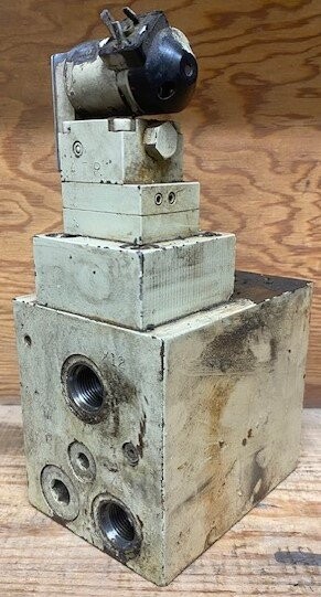 Rexroth M-3-SE-6-U20/315-G24-NZ45 Hydraulic Solenoid Valve on Rexroth LFA 25 WLA 60/12 Manifold and AGA-2177-0-C Manifold - Image 2