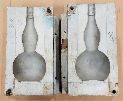 Sarcol Unknown Model 22 oz Wine Decanter Bottle Blow Mold