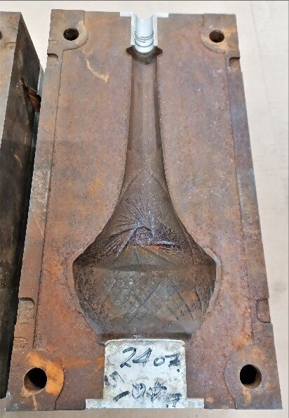 Sarcol Unknown Model 24 oz Hour Glass Bottle Blow Mold - Image 3