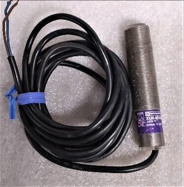 Telemecanique XU8-M18MA230 Photoelectric Sensor - Image 2