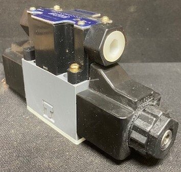 Tokimec DG3V-3-6C-M-P2-T-7-52 Directional Control Valve - Image 2