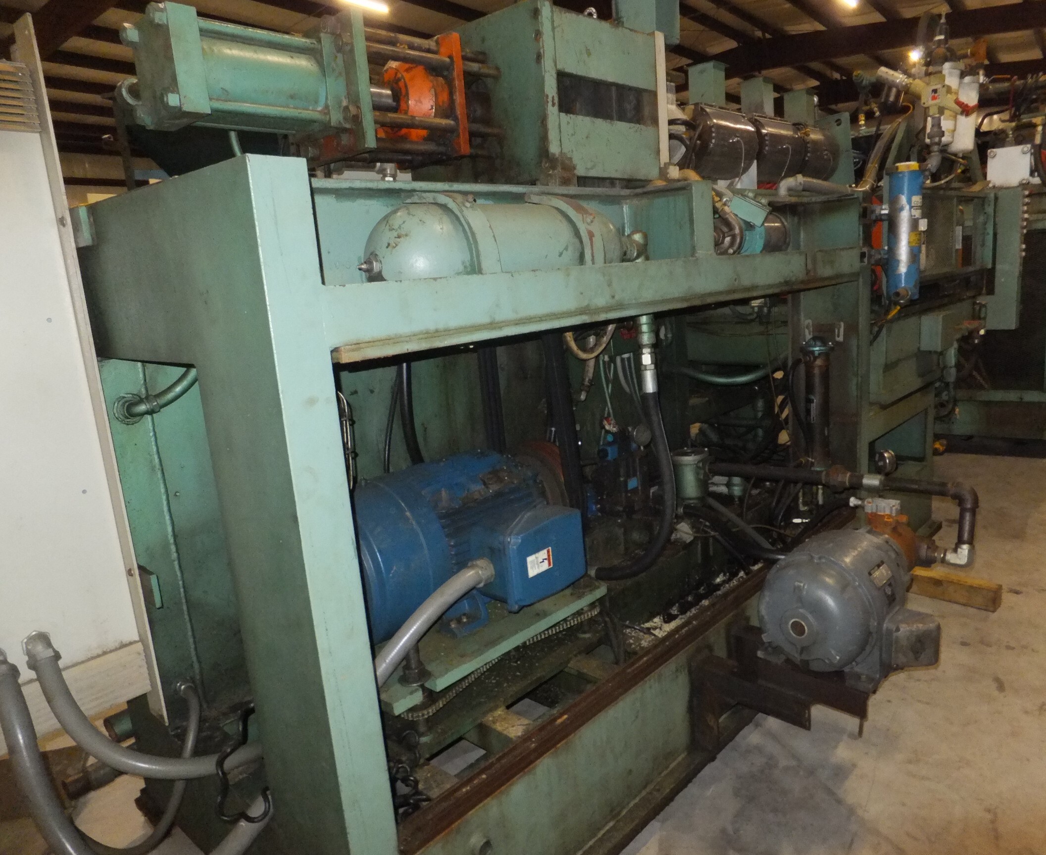 Uniloy 250R1, 7 Head Blow Molding Machine - Image 2