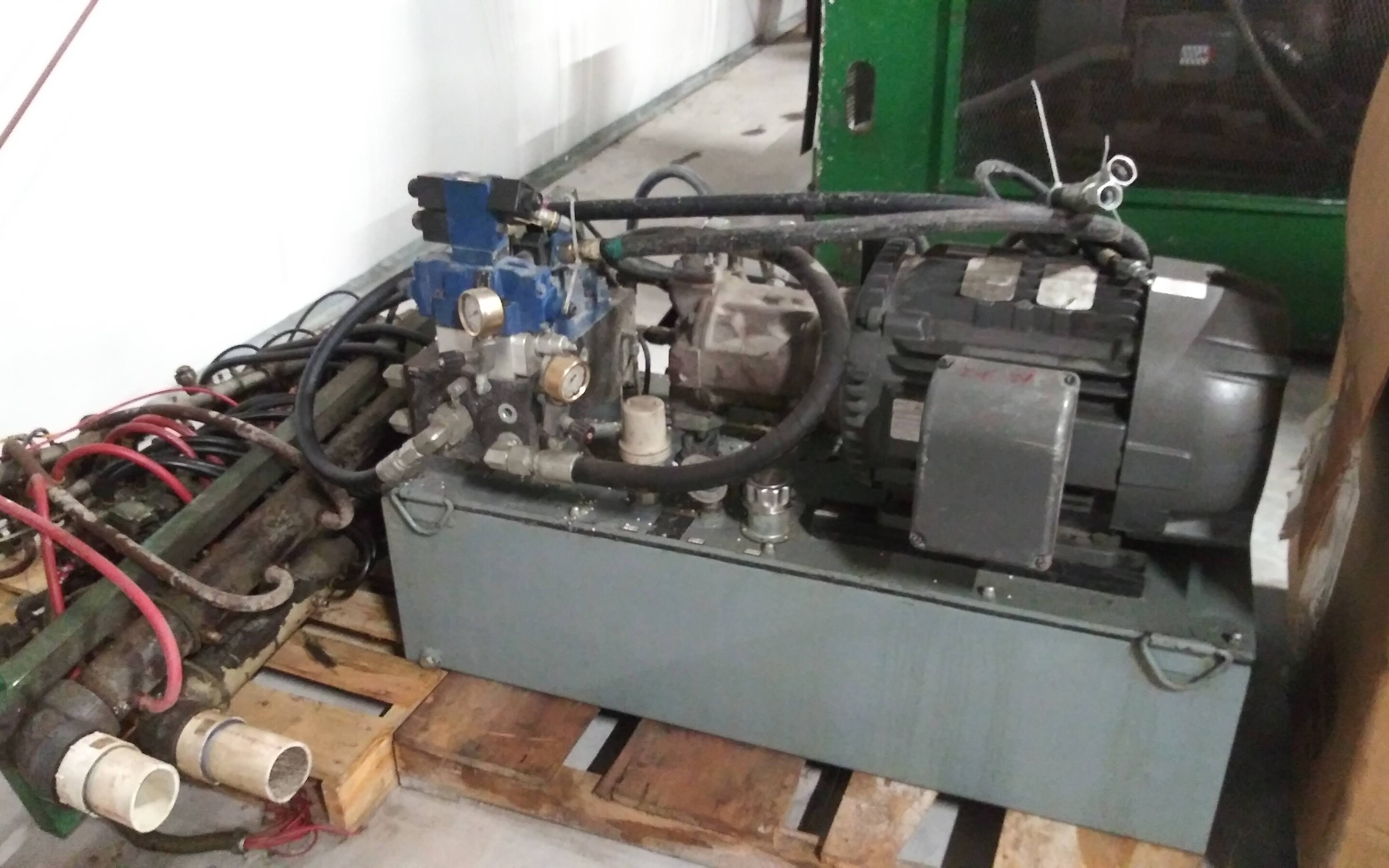 Uniloy 350R2 8-Head Half Gallon Blow Molding Machine - Image 4