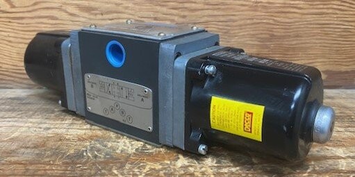 Vickers 290396 DG4S4 012C H50 Hydraulic Valve