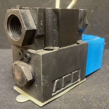 Vickers 508169 110/120V Solenoid on Manifold - Image 3