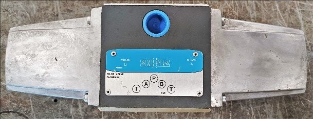 Vickers DG4S4-016C-50-S324 Pilot Valve and Solenoids - Image 2