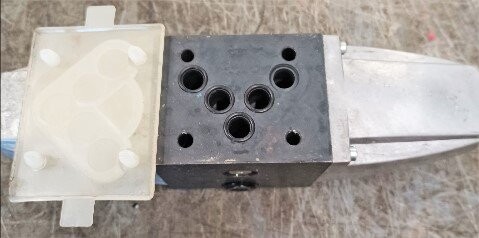 Vickers DG4S4-016C-50-S324 Pilot Valve and Solenoids - Image 3