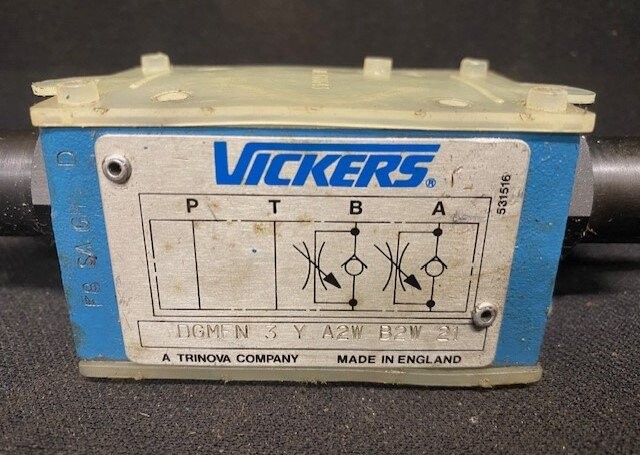 Vickers DGMFN-3-Y-A2W-B2W-21 Hydraulic Valve - Image 2