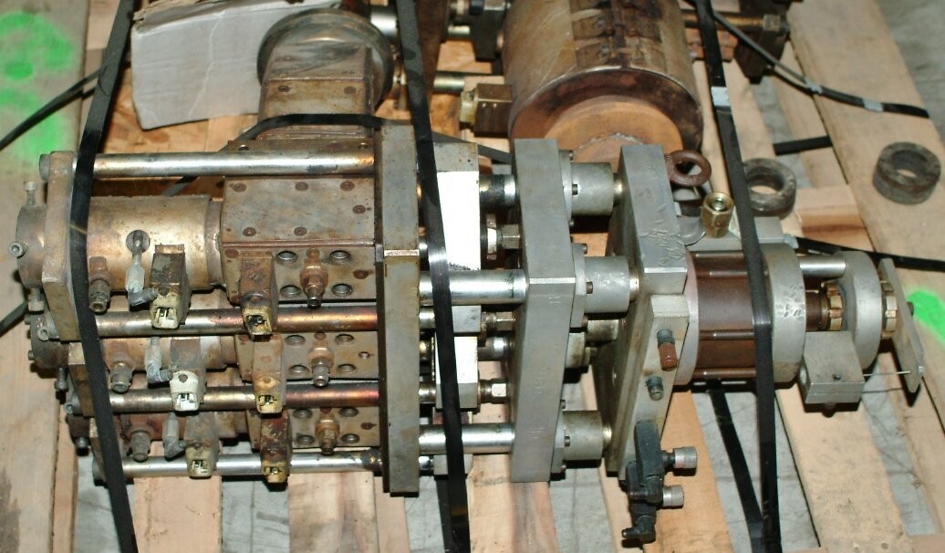 W. Mueller Unknown Model 3x115 PVC Blow Mold Machine Head