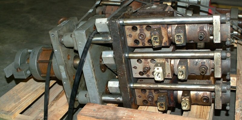 W. Mueller Unknown Model 3x115 PVC Blow Mold Machine Head