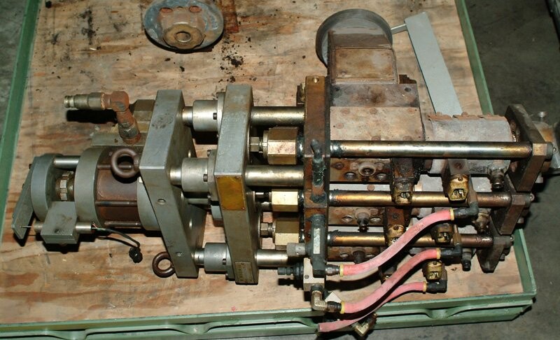 W. Mueller Unknown Model 3x115mm Blow Mold Machine Head