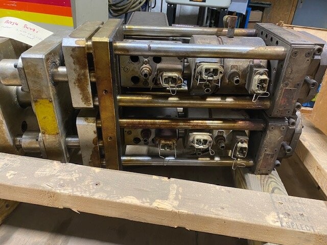 W. Mueller QTM 2x160mm PVC Blow Mold Machine Head - Image 2