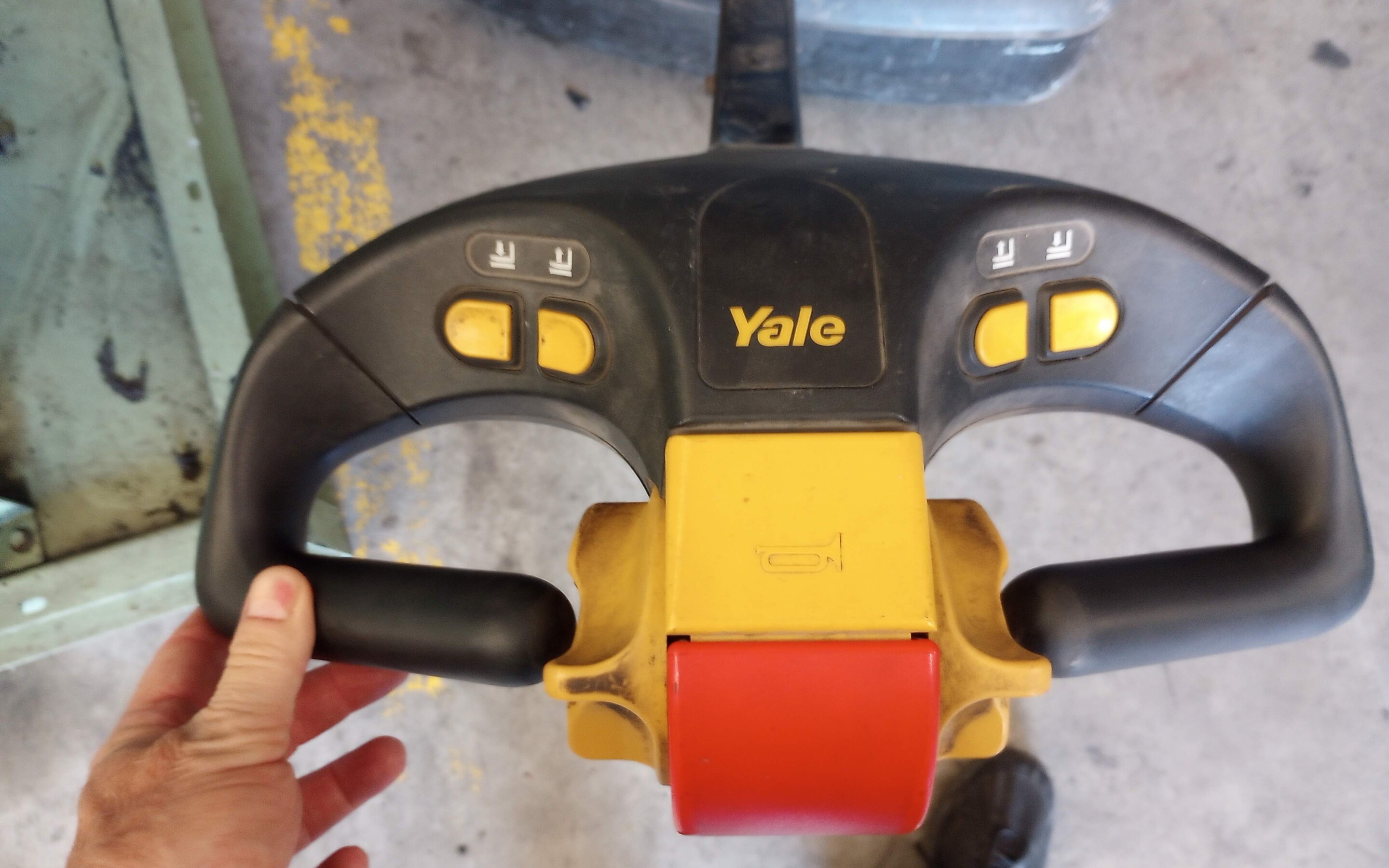 Yale Electric Pallet Jack - Image 2